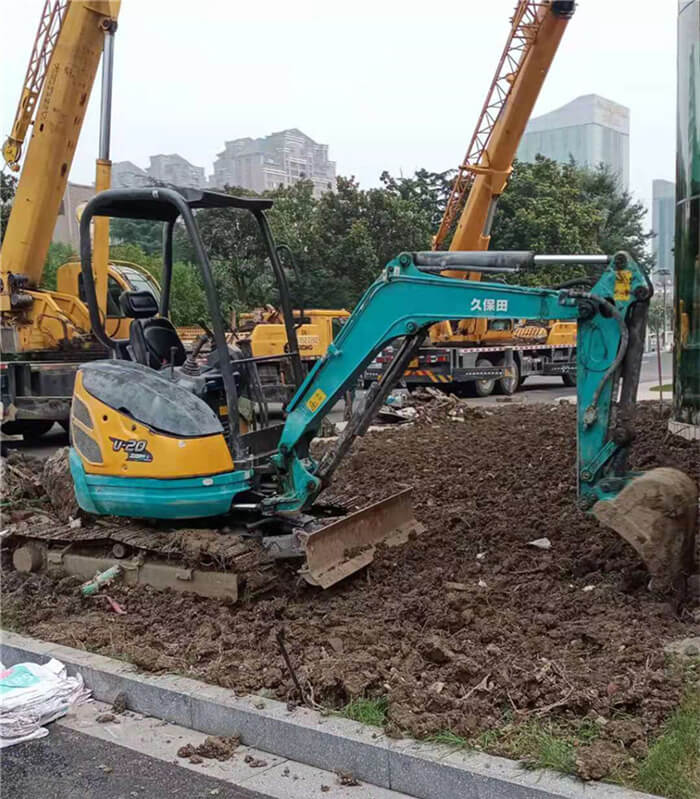 小挖機開挖管道(圖1)